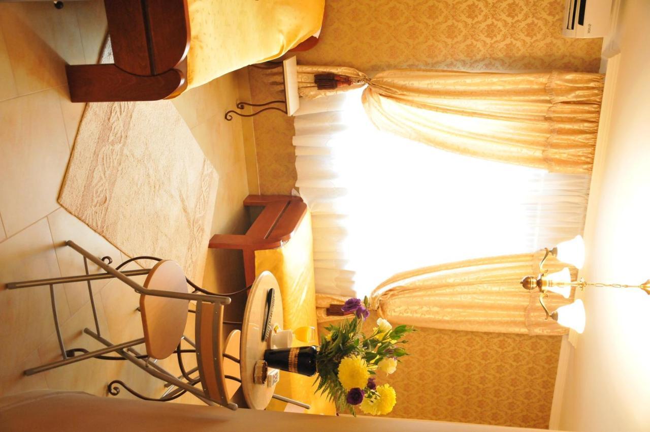 Royal Apartments Ni Buitenkant foto
